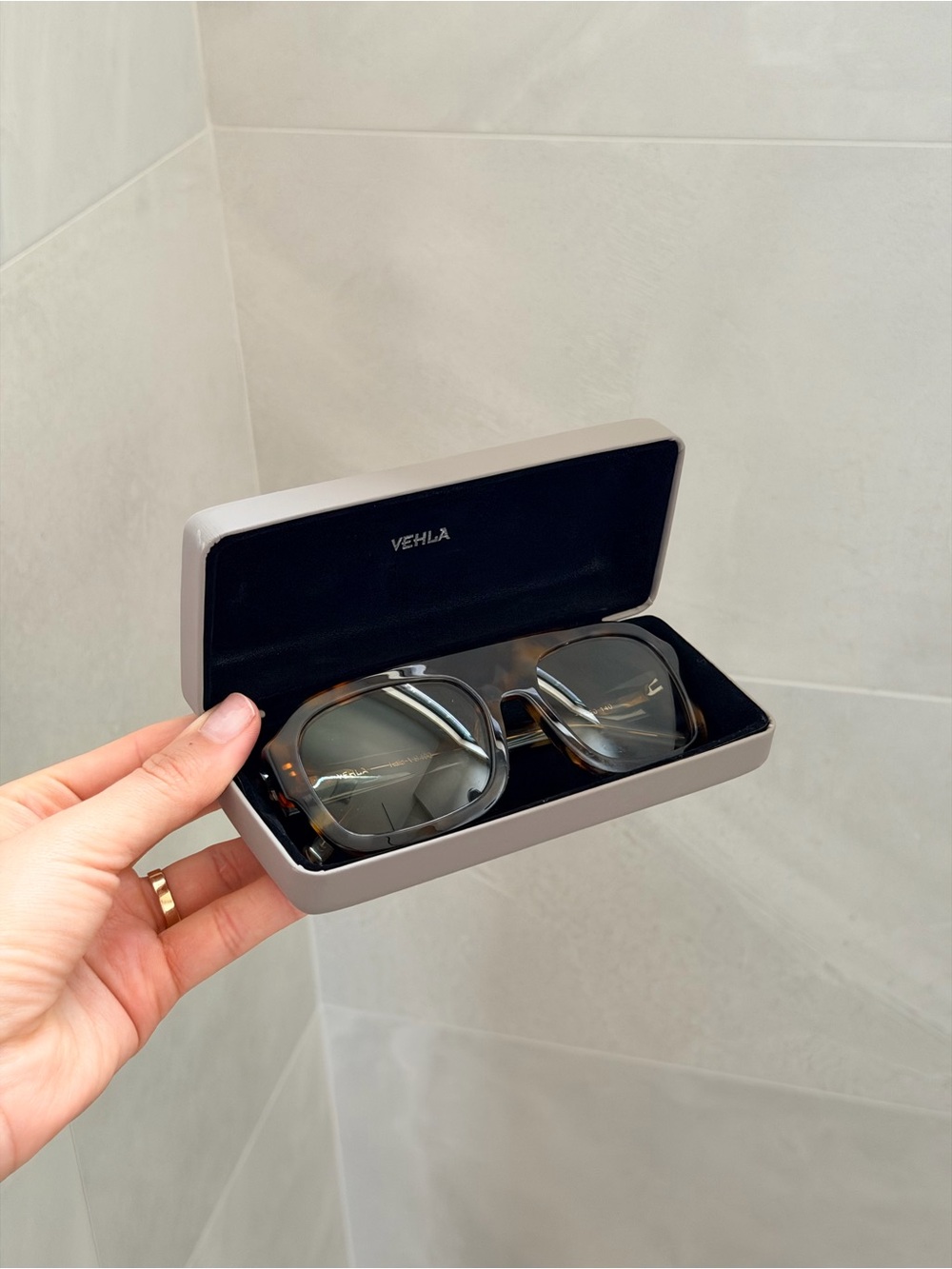 VEHLA Kaia Tort Sage Tortoise Sunglasses VS490 + Case